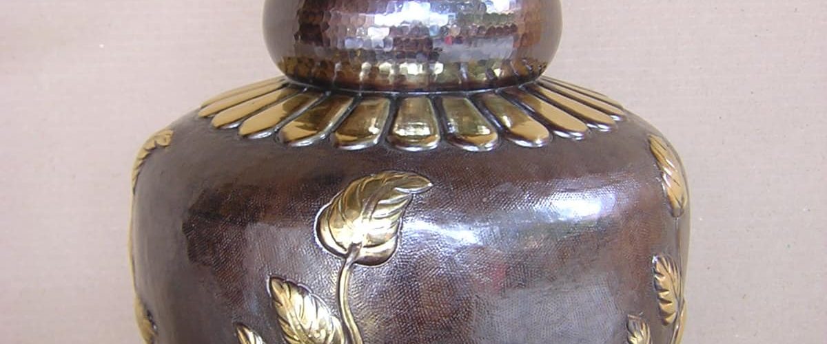 guci antik ornamental daun