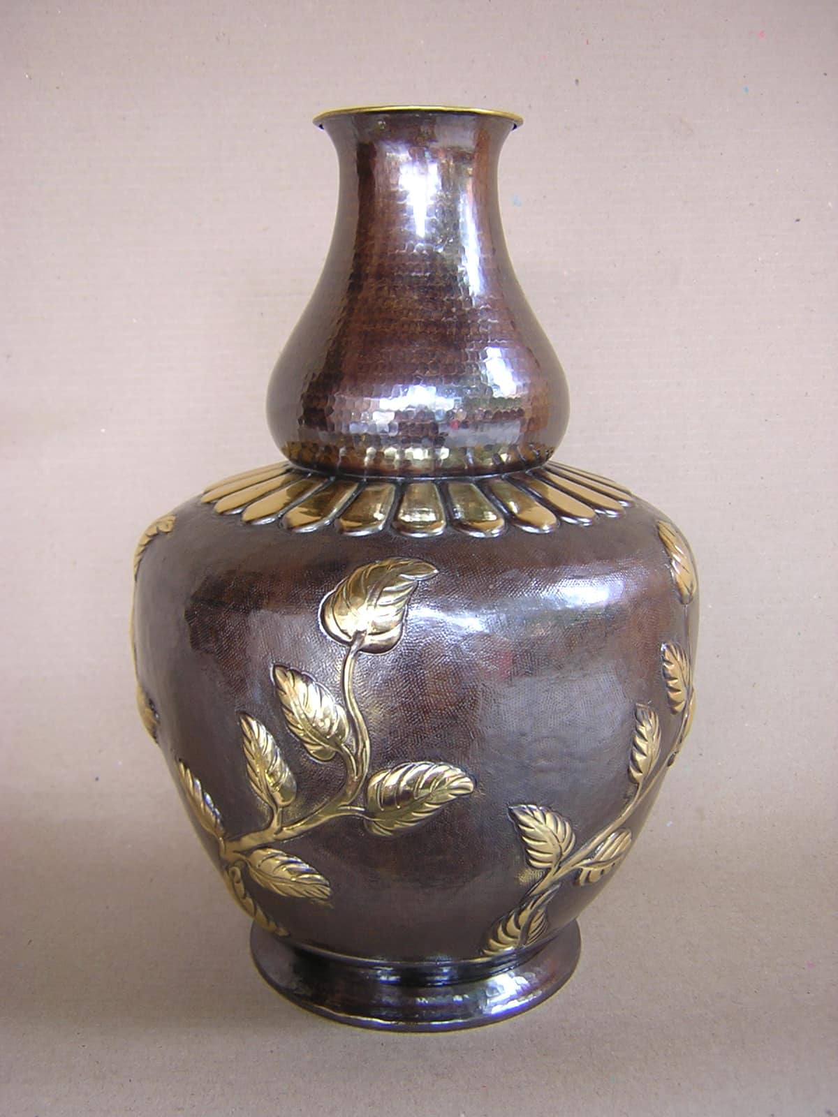 guci antik ornamental daun