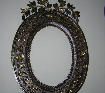 Bingkai cermin ornamen bunga antik