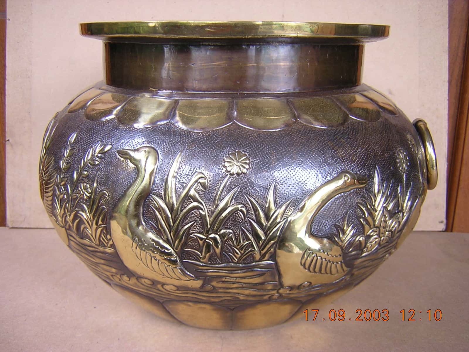 gentong antik motif angsa