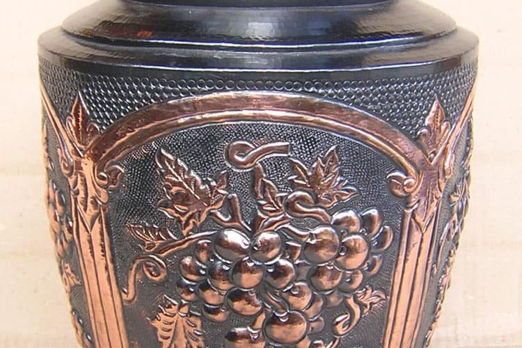 guci ornamen anggur antik