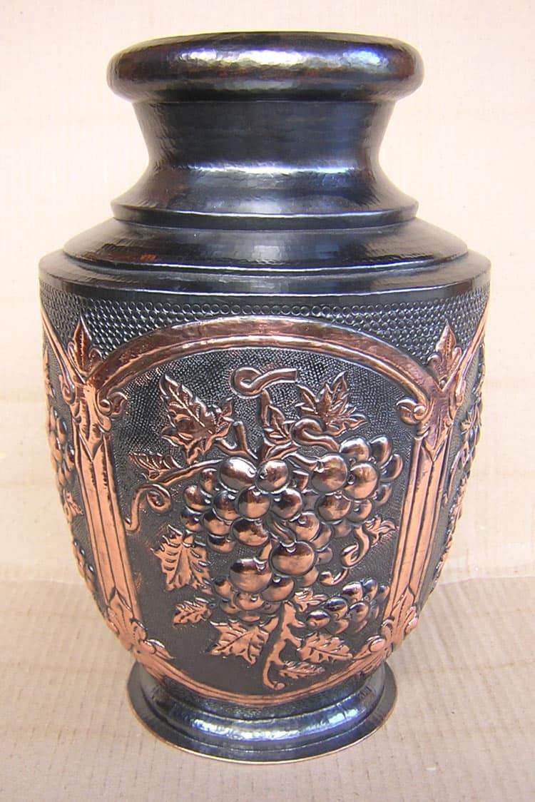 guci ornamen anggur antik