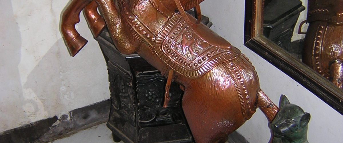 Patung Kuda Tembaga