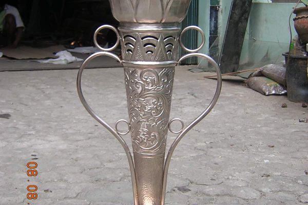 piala tembaga ornamental antik