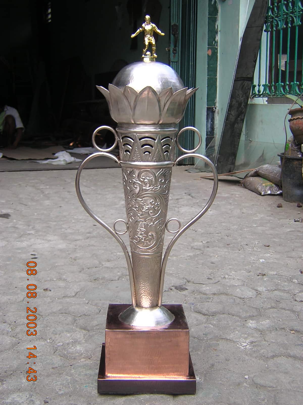 piala tembaga ornamental antik