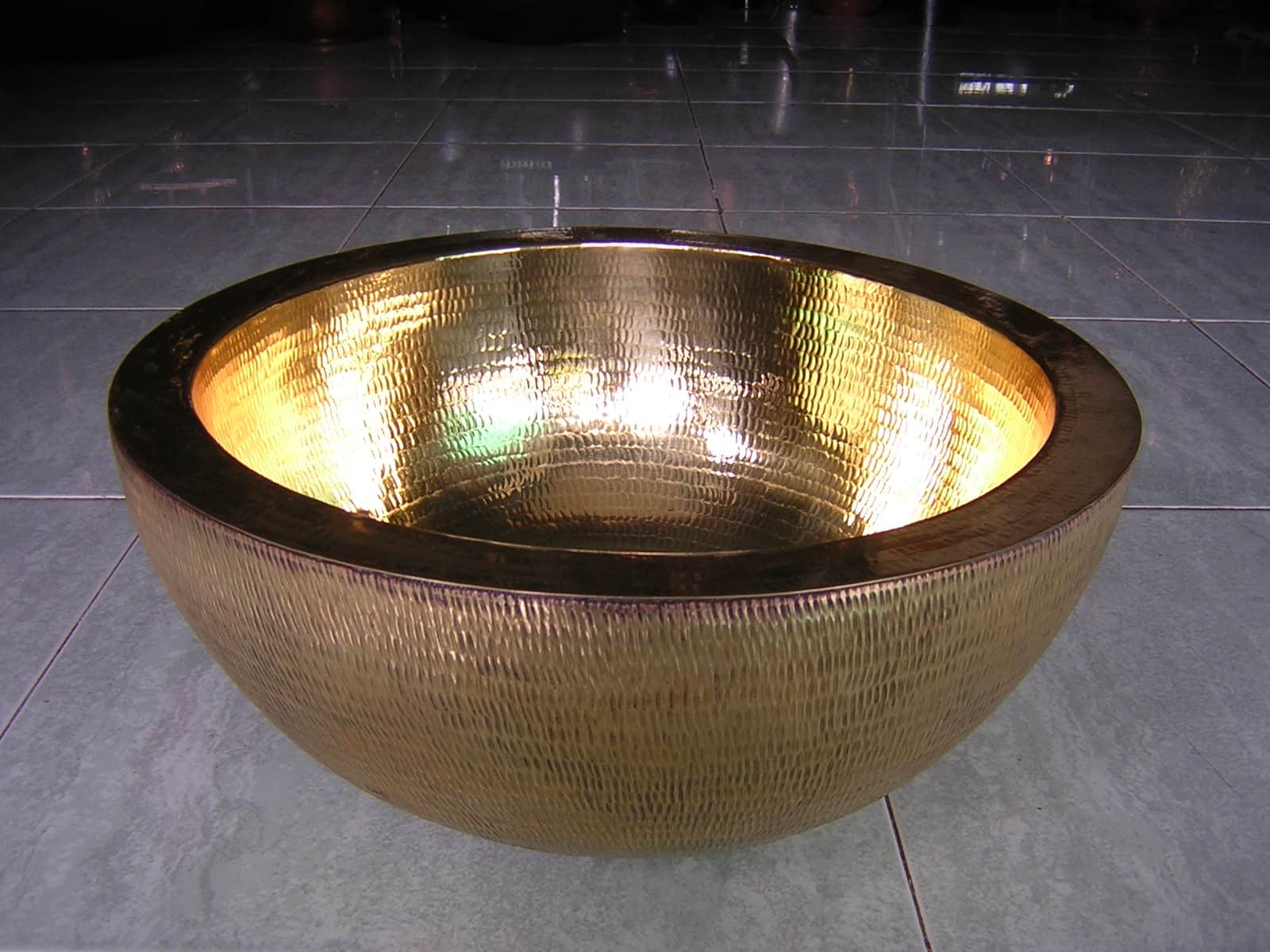 wastafel tebal setengah bulat