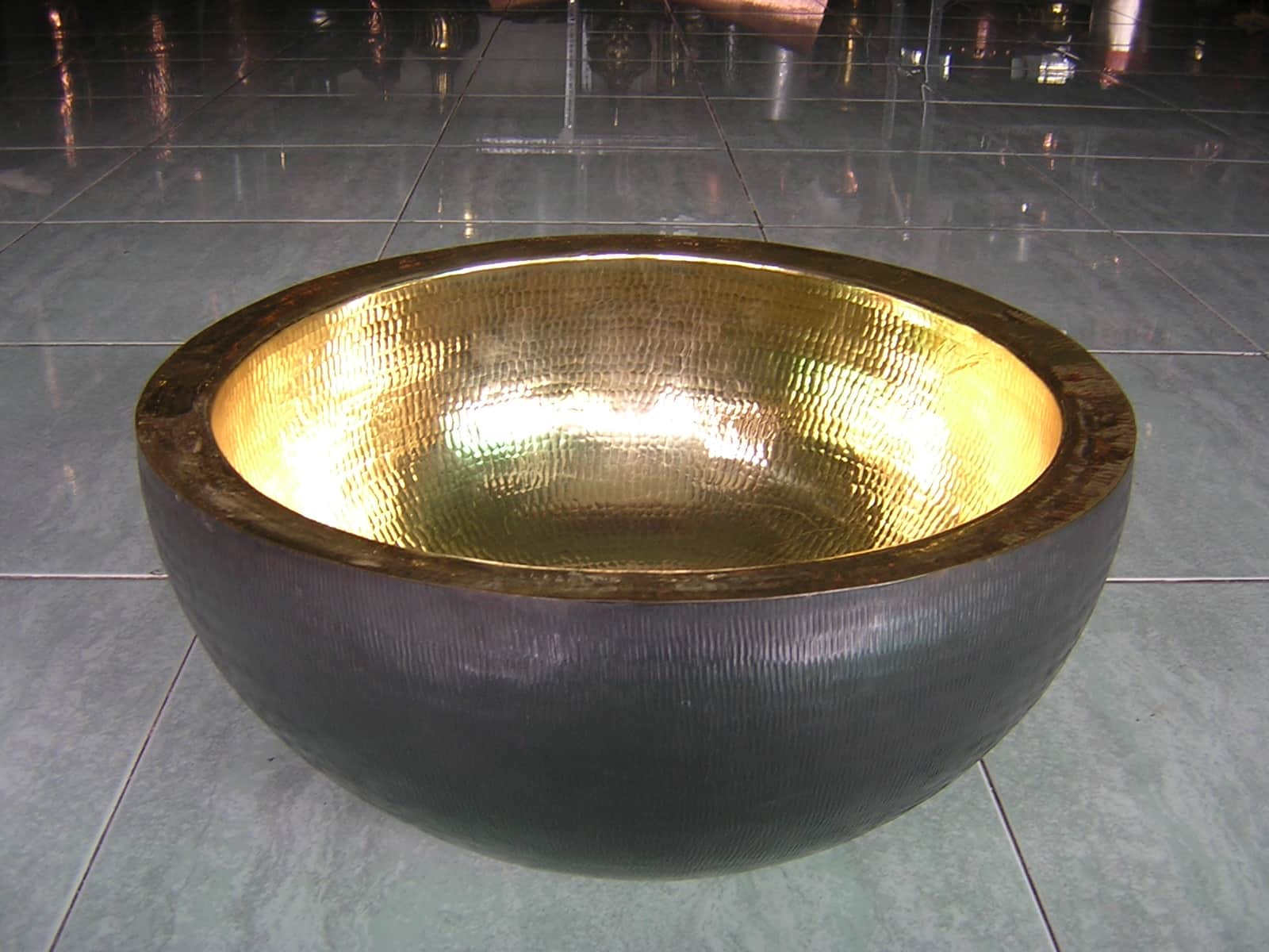 Wastafel Tebal Sisi Hitam