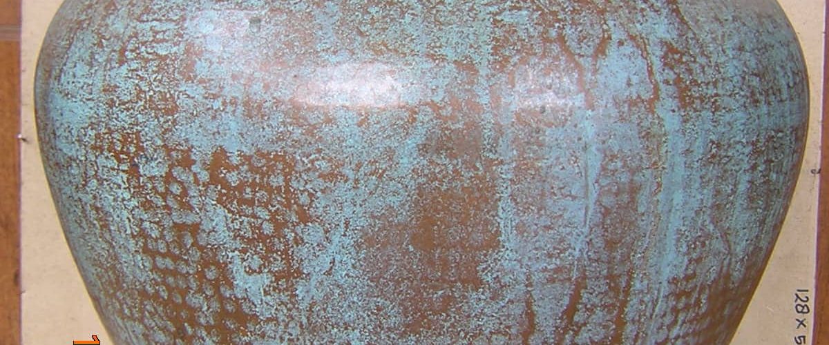 Gentong Tembaga Warna Abstrak