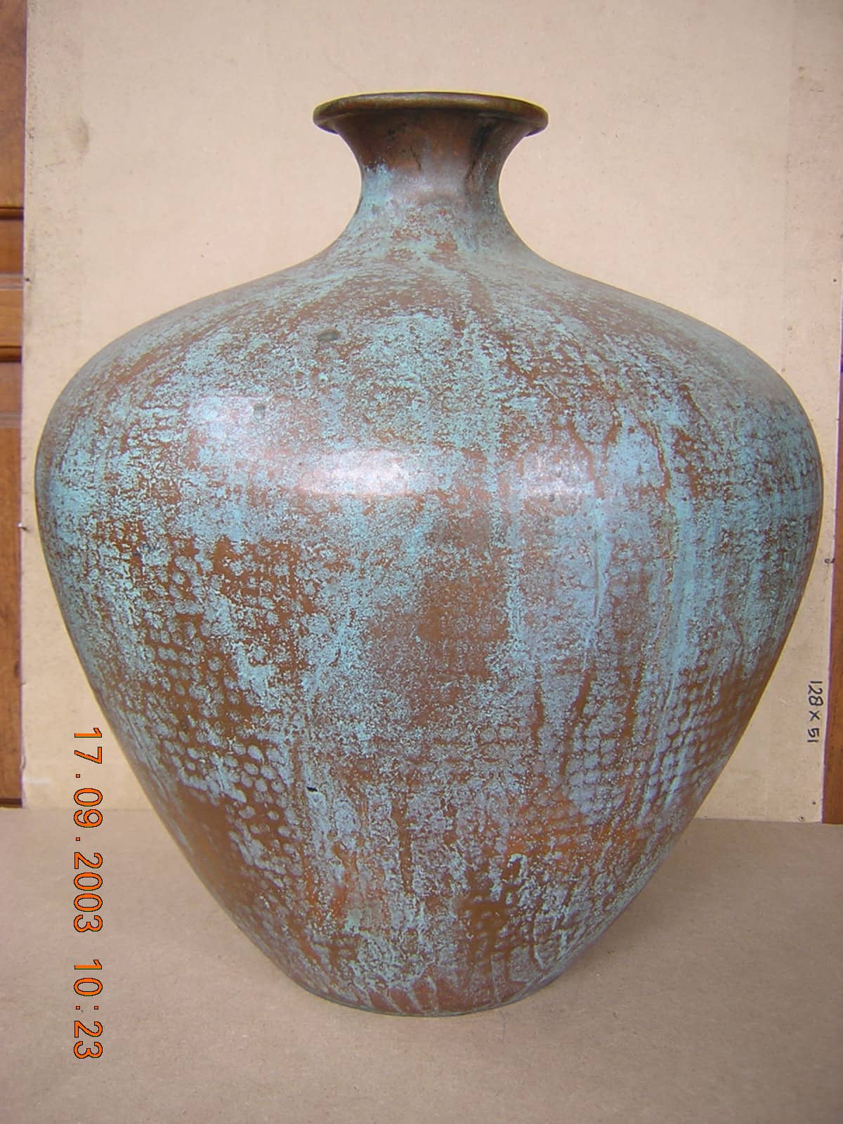 Gentong Tembaga Warna Abstrak