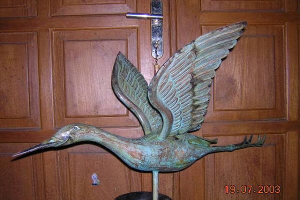 Patung Bebek Terbang Antik