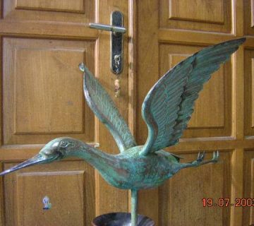 Patung Bebek Terbang Antik