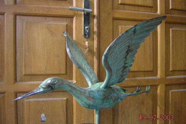 Patung Bebek Terbang Antik