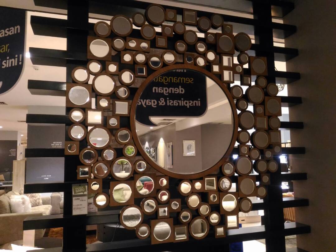 Cermin Lingkaran Frame Acak