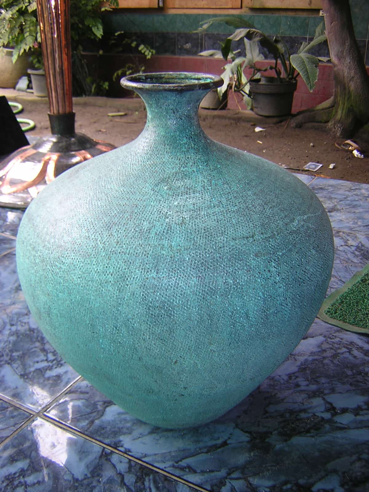 gentong antik warna biru