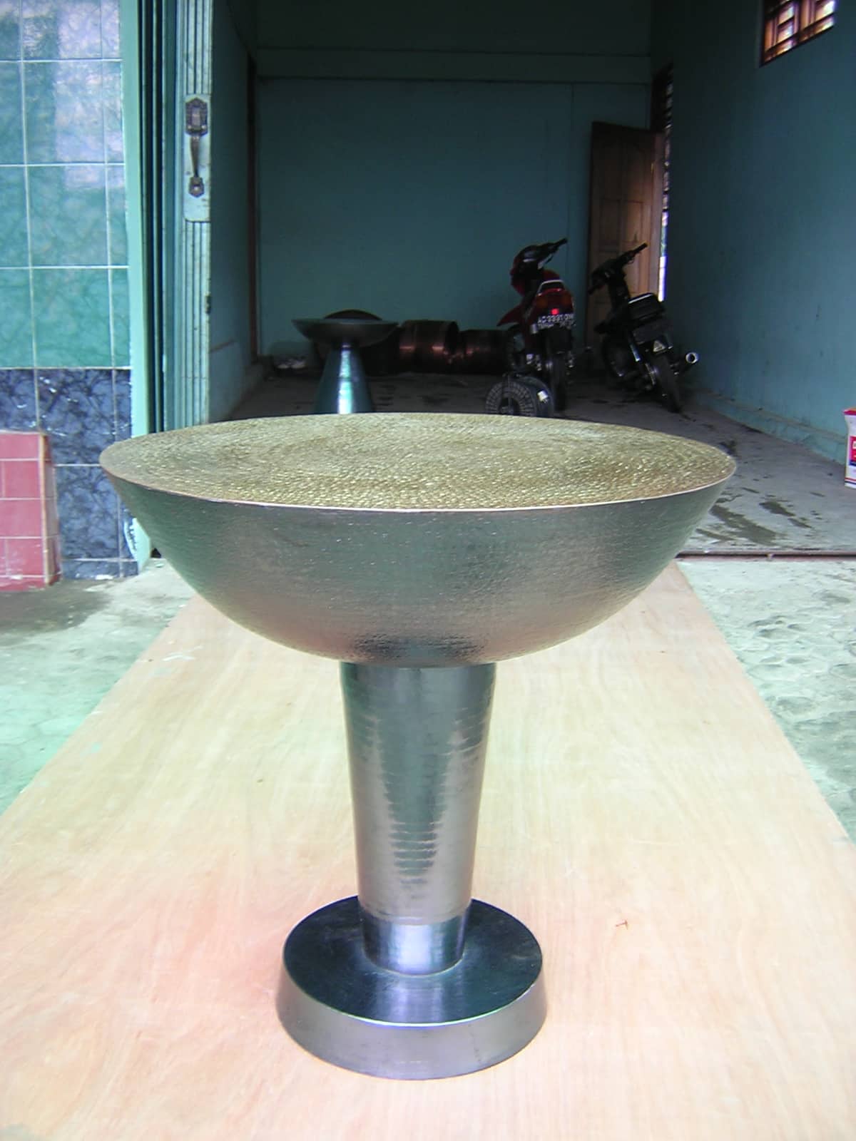 Meja Tembaga Stand Antik