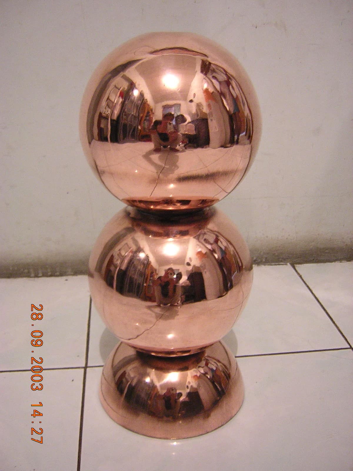 Pajangan Bola Tembaga Tumpuk