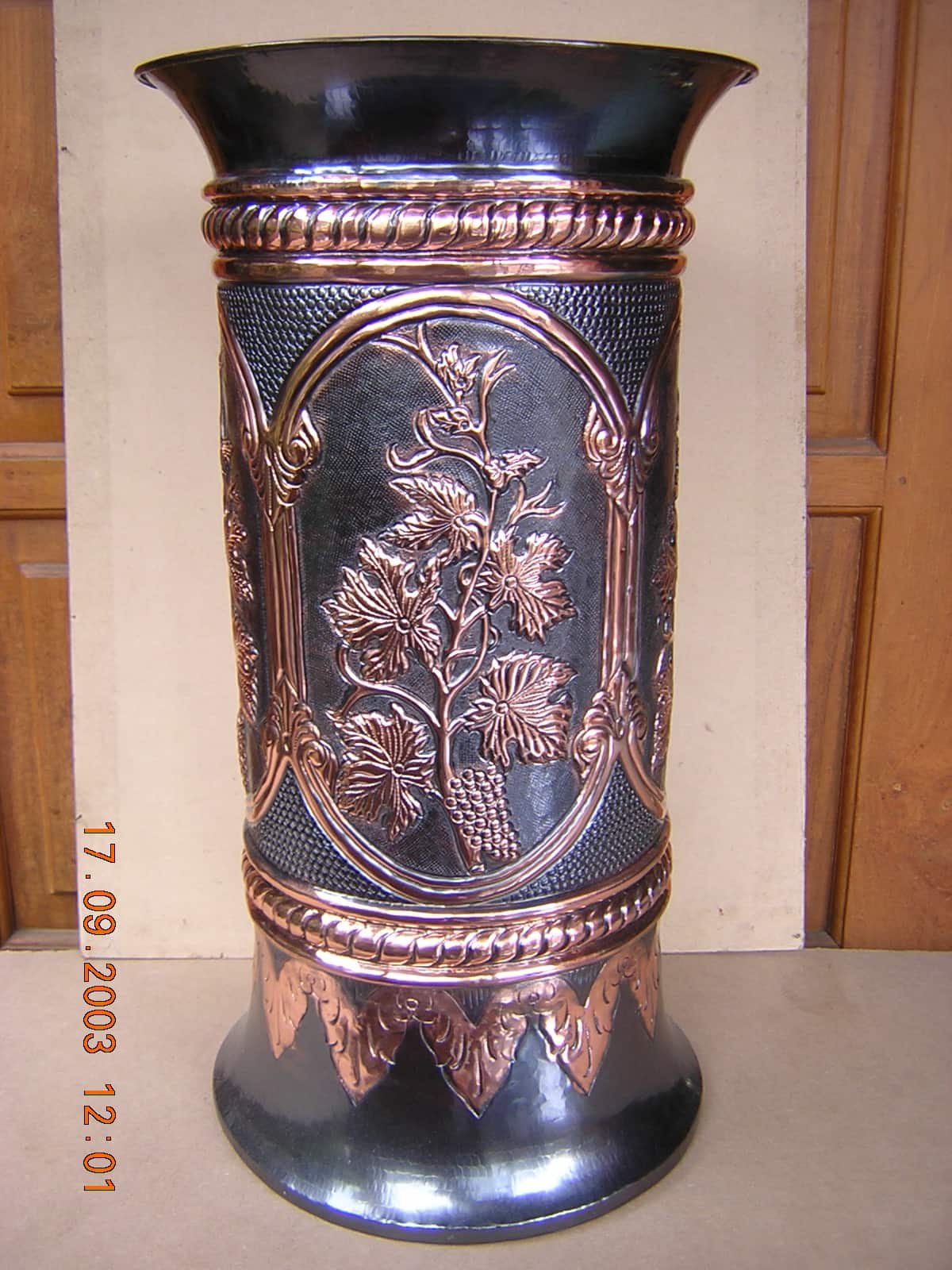 Vas Tabung Ornamen Anggur